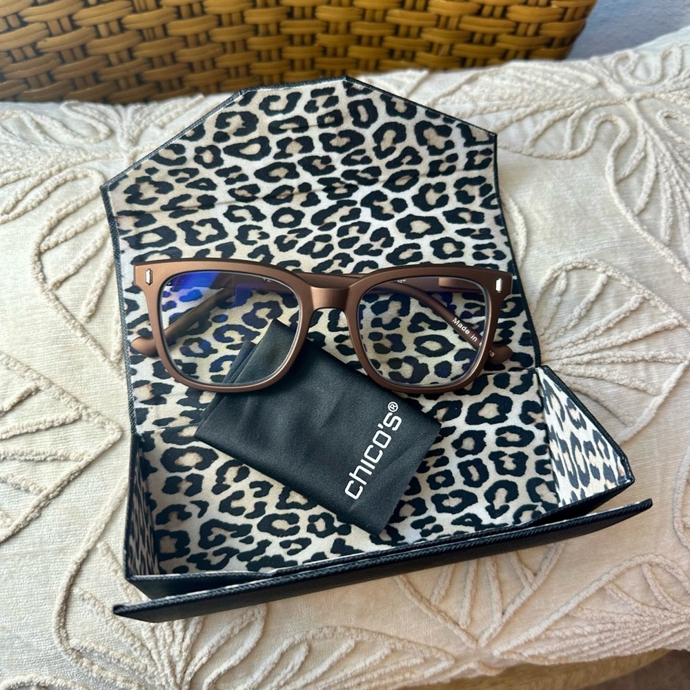 ☀️ NWOT CHICO’S +2.00 Bronze Readers with Case